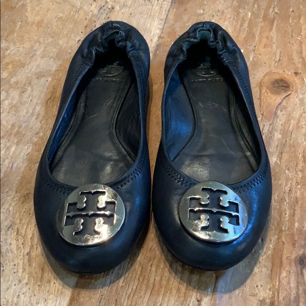 **SOLD**Black Tory Burch size 8.5 with emblem